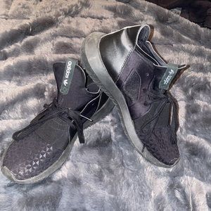 Women’s Adidas Size 7 Tubular Black Sneakers 👟